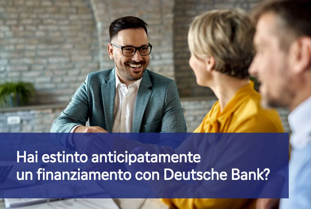 Un consulente bancario con una coppia di clienti