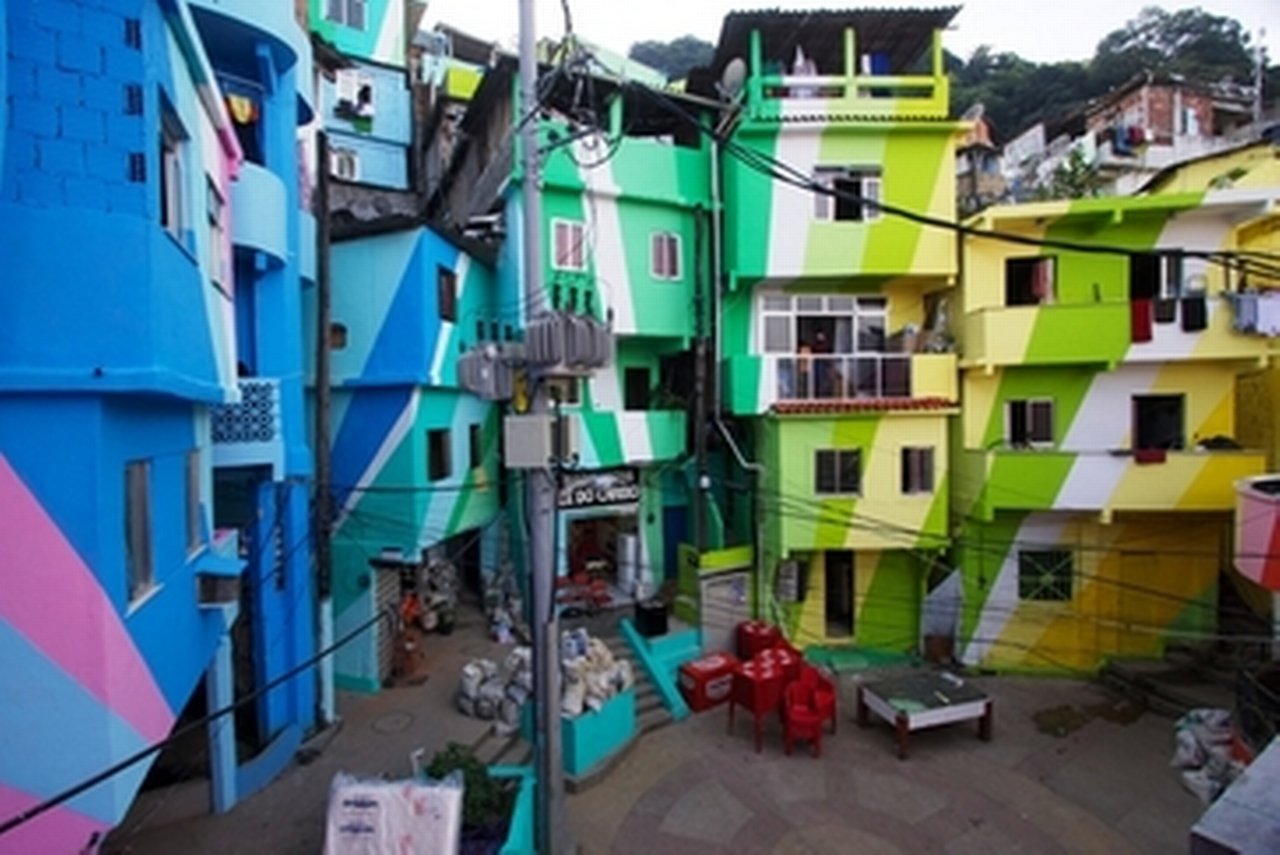 Jeroen Koolhaas and Dre Urhahn - Favela Painting project