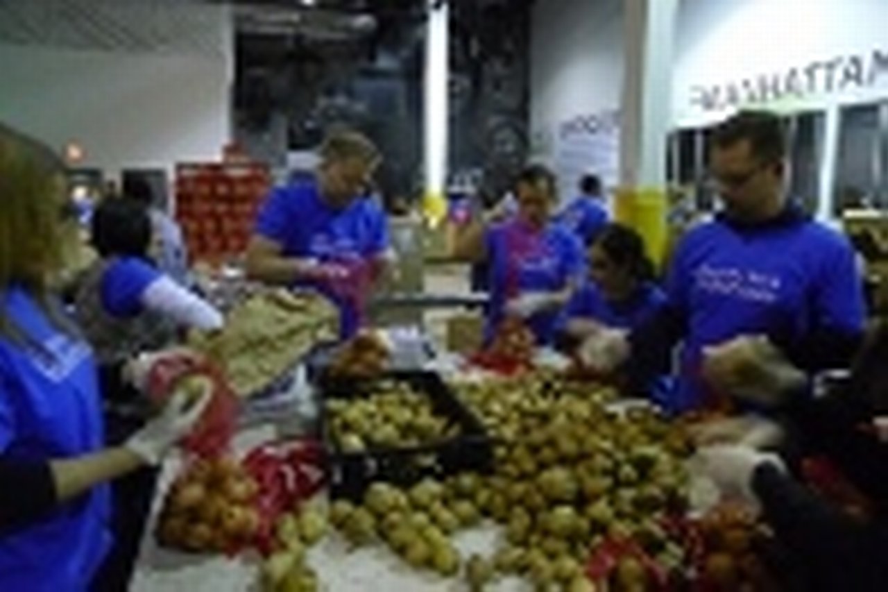 Over 40 volunteers packed 330 healthy holiday boxes during City Harvest’s weeklong Repack to Give Back.