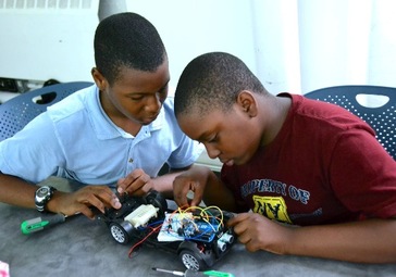 Two Science of Smart Cities program participants work on a project together